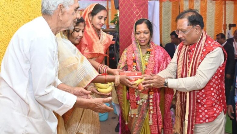 मुख्यमंत्री श्री विष्णुदेव साय बसना सलखण्ड में मां महालक्ष्मी पूजन कार्यक्रम में हुए शामिल