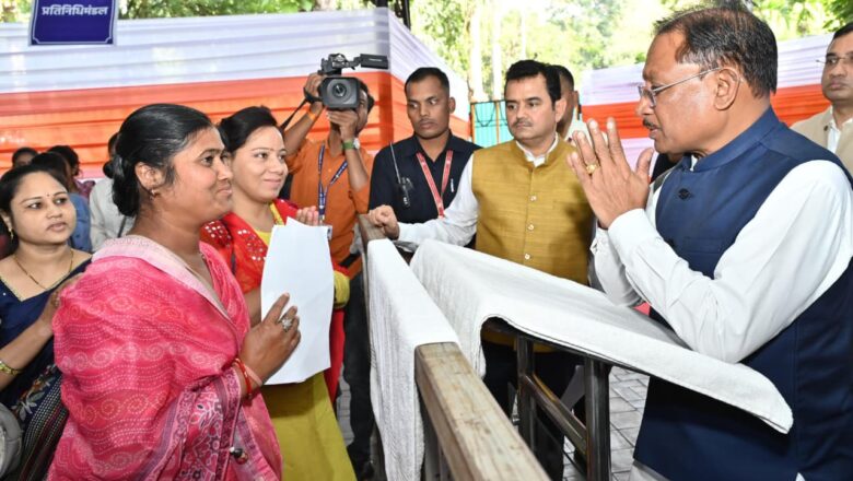 जनदर्शन : मुख्यमंत्री विष्णु देव साय ने आमजन की समस्याएँ सुनीं, मौके पर दिए त्वरित समाधान