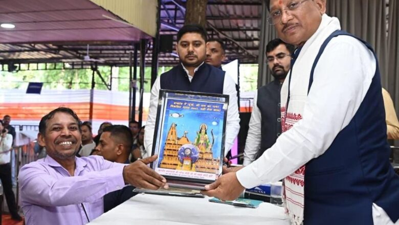 जनदर्शन में अद्भुत दृश्य: भिलाई के अंकुश देवांगन ने मुख्यमंत्री को भेंट की संगमरमर पर बनी प्रधानमंत्री नरेंद्र मोदी की सूक्ष्म प्रतिमा