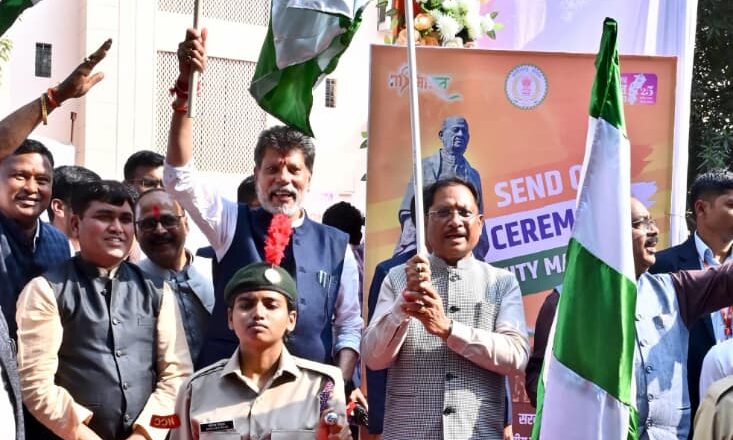 मुख्यमंत्री श्री विष्णुदेव साय ने यूनिटी मार्च के लिए राज्य के 68 युवाओं के दल को हरी झंडी दिखाकर किया रवाना