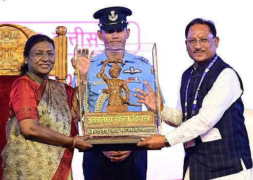 ऐतिहासिक क्षण : मुख्यमंत्री श्री विष्णु देव साय ने राष्ट्रपति श्रीमती द्रौपदी मुर्मु को भेंट की धरती आबा भगवान बिरसा मुंडा की बस्तर आर्ट प्रतिमा