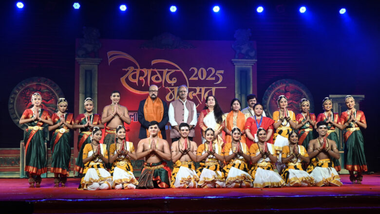 राज्यपाल रमेन डेका खैरागढ़ महोत्सव के समापन समारोह में हुए शामिल