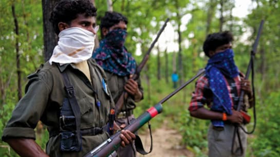 बस्तर में शांति और विकास की नई दिशा : 65 लाख के इनामी 10 माओवादी आत्मसमर्पण कर मुख्यधारा में लौटे