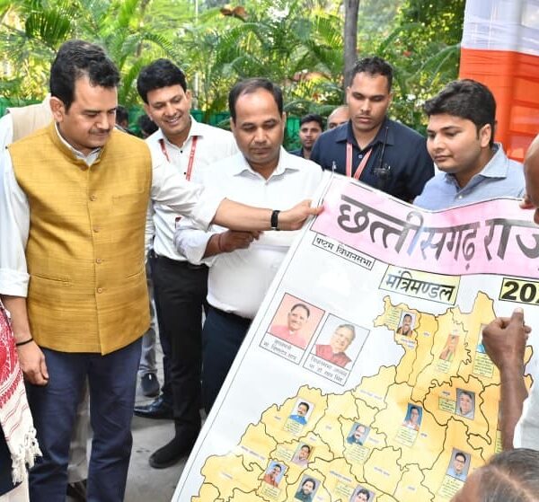 पेंटर शिवकुमार निराला ने मुख्यमंत्री श्री विष्णु देव साय को भेंट किया विशिष्ट ‘राजनीतिक मानचित्र’