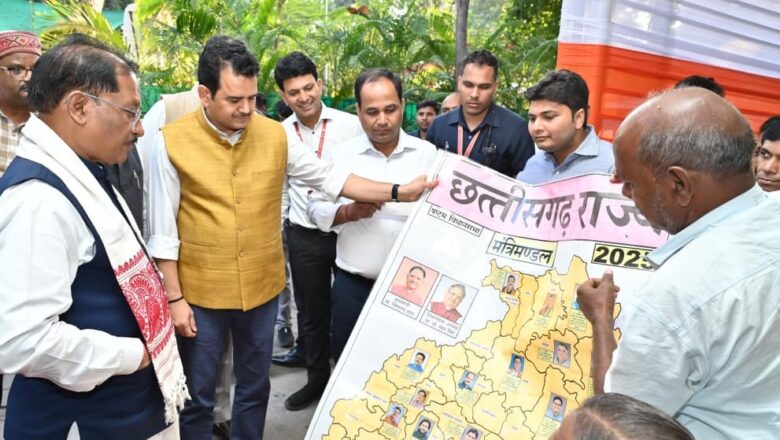 पेंटर शिवकुमार निराला ने मुख्यमंत्री श्री विष्णु देव साय को भेंट किया विशिष्ट ‘राजनीतिक मानचित्र’