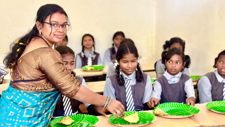 शिक्षिका ने अपने जन्मदिवस पर दिया न्यौता भोज