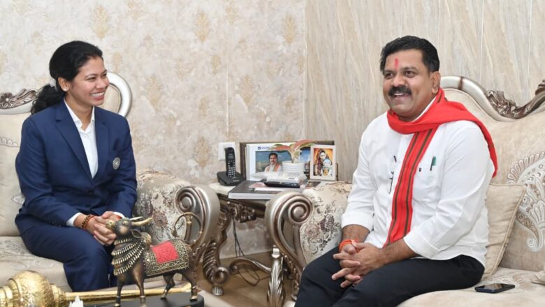 उपमुख्यमंत्री श्री विजय शर्मा मिले वर्ल्ड कप विजेता भारतीय महिला क्रिकेट टीम की फिजियोथेरेपिस्ट आकांक्षा सत्यवंशी से, दी शुभकामनाएं