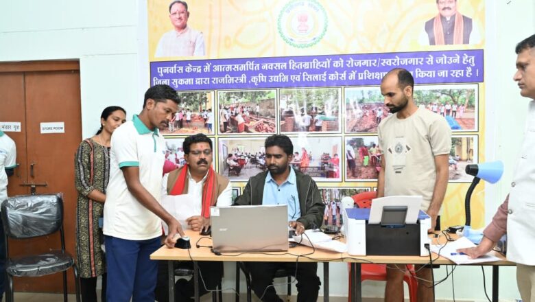 पुनर्वासित युवाओं के साथ उपमुख्यमंत्री ने लगाई चौपाल, खुद बैठकर युवाओं के बनवाये आधारभूत दस्तावेज