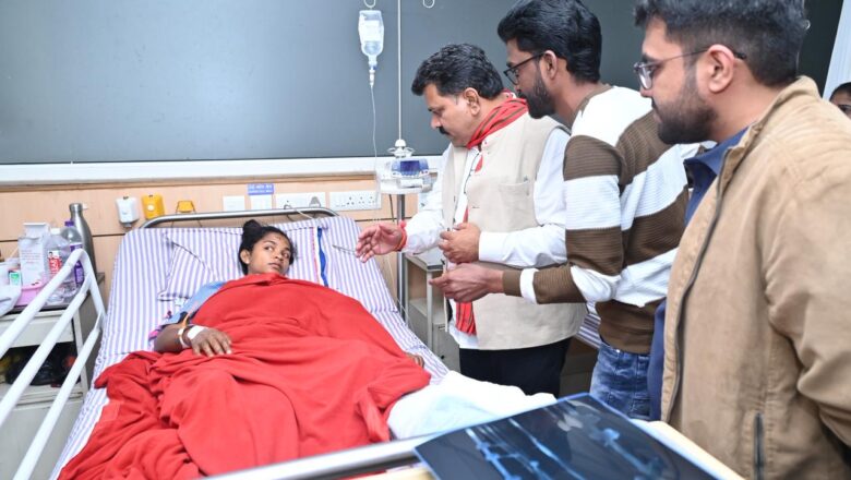 उपमुख्यमंत्री श्री विजय शर्मा हॉस्पिटल पहुंचकर महिला कांन्सटेबल के स्वास्थ्य की जानकारी ली