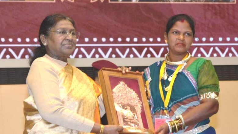 राष्ट्रपति द्रौपदी मुर्मु के हाथों हीराबाई झरेका बघेल राष्ट्रीय हस्तशिल्प पुरस्कार से सम्मानित